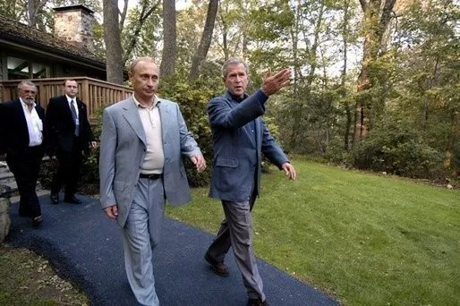 George W. Bush and Vladimir Putin on the grounds of Camp David, 26 September 2003 — “tieless diplomacy”. Photo: White House / Eric Draper. Licence: public domain. Source: White House Archives https://georgewbush-whitehouse.archives.gov/news/releases/2003/09/images/20030926-3_dsc2741putin-515h.html
