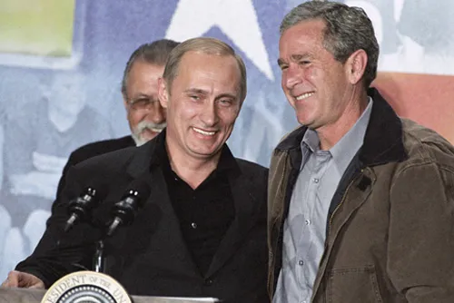 Vladimir Poutine et George W. Bush dans une école publique de Crawford (Texas), le 15 novembre 2001 — l’apogée du rapprochement russo-américain. Photo: Service de presse de la présidence russe / www.kremlin.ru. Licence: CC BY 4.0 (mention de www.kremlin.ru obligatoire).