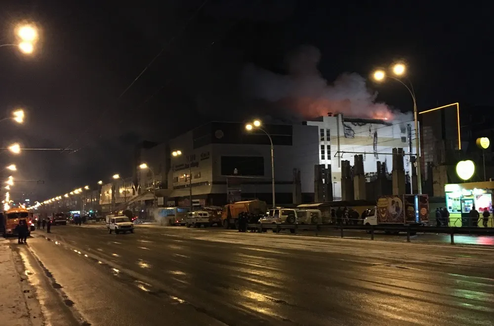 Das Einkaufszentrum „Winterkirsche“ in Kemerowo brennt, 25. März 2018 um 21:43 Uhr; bei dem Brand kamen 60 Menschen ums Leben, die meisten davon Kinder. Foto: Eagle42, Nutzer von Wikimedia Commons. Lizenz: CC BY-SA 4.0 (abgeleitete Werke sind unter derselben Lizenz weiterzugeben). Quelle: Wikimedia Commons