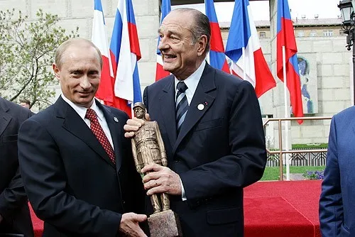 Vladimir Putin and French President Jacques Chirac in Moscow, 9 May 2005 — the period of the bet on cooperation with Europe. Photo: www.kremlin.ru. Licence: CC BY 4.0 (attribution to www.kremlin.ru required). Source: Wikimedia Commons https://commons.wikimedia.org/wiki/File:Vladimir_Putin_with_Jacques_Chirac-1.jpg