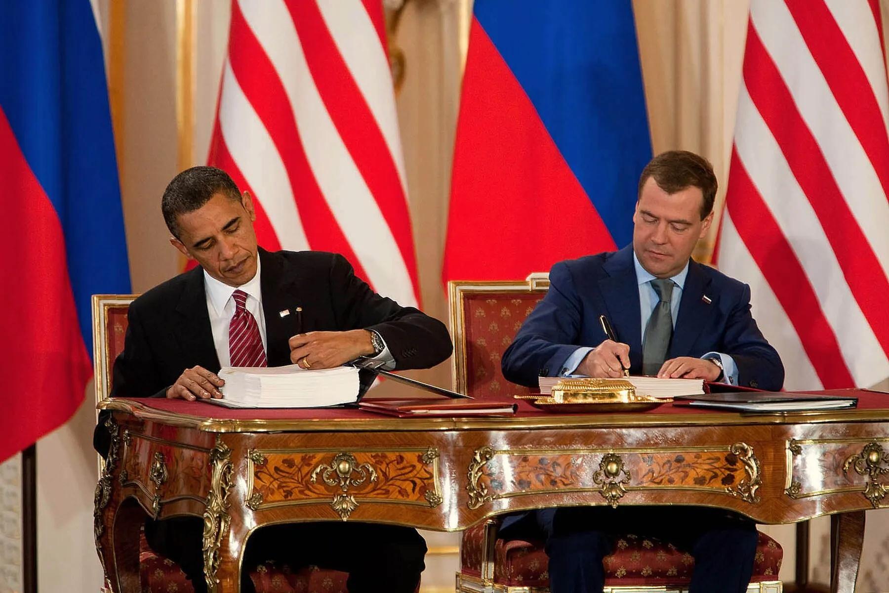 Obama und Medwedew unterzeichnen New START — den Erben von SORT — auf der Prager Burg, 8. April 2010. Foto: White House / Chuck Kennedy. Lizenz: gemeinfrei. Quelle: Wikimedia Commons https://commons.wikimedia.org/wiki/File:Obama_and_Medvedev_sign_New_START.jpg