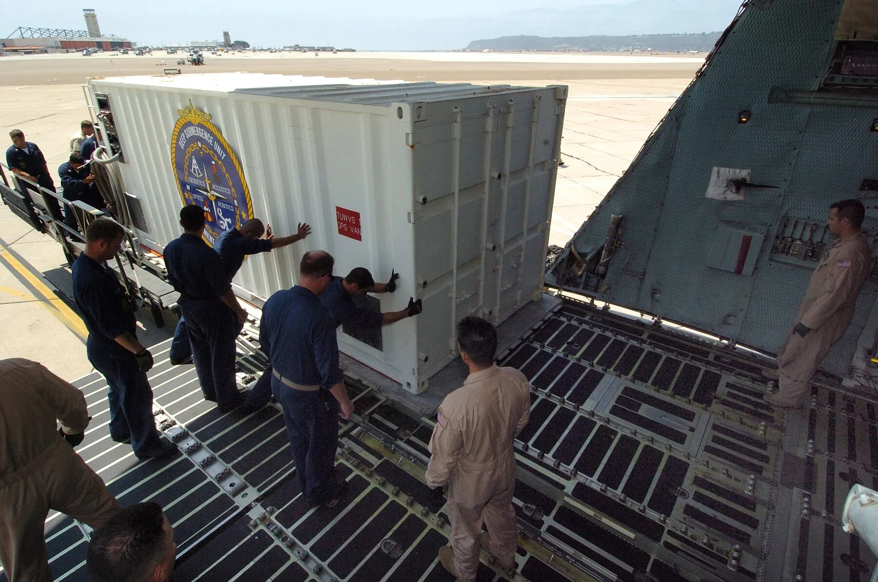 Naval Air Station North Island, California, 5 August 2005: U.S. Navy sailors prepare the Super Scorpio ROV for loading aboard a C-5 Galaxy for the flight to Kamchatka. Photo: U.S. Navy / Rebecca J. Moat. Licence: public domain.