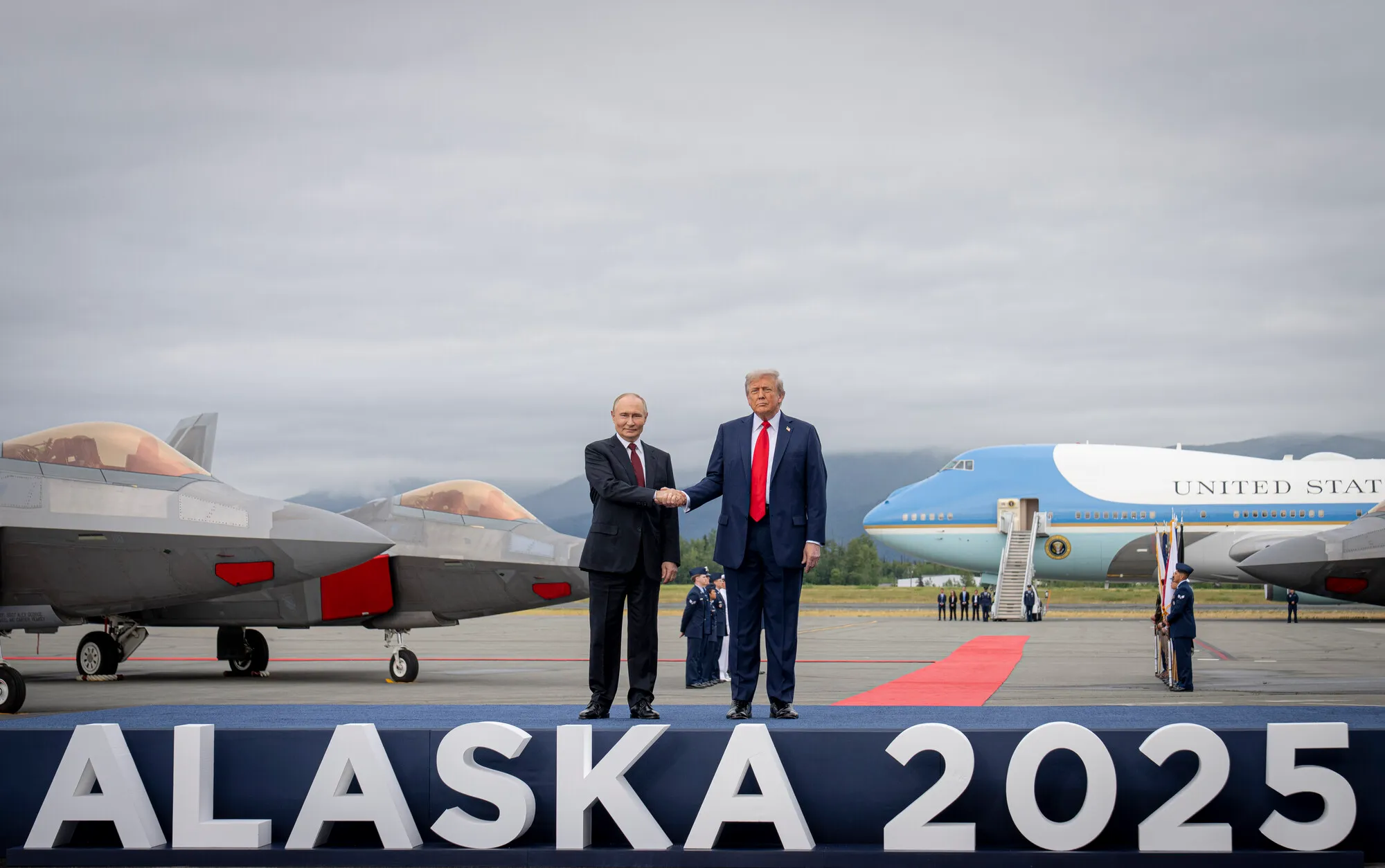 Vladimir Putin and Donald Trump at Joint Base Elmendorf-Richardson, Anchorage, 15 August 2025. Photo: U.S. Department of Defense (Benjamin D. Applebaum). Licence: public domain. Source: Wikimedia Commons