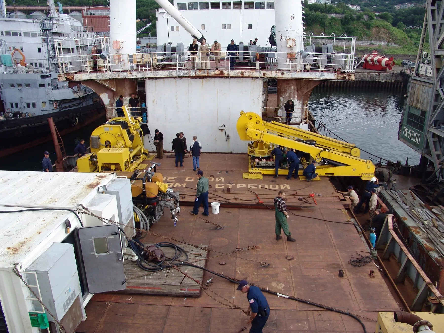 Petropavlovsk-Kamchatsky, 7 August 2005: remotely operated vehicle equipment is fitted aboard a Russian ship for the AS-28 rescue operation. Photo: U.S. Navy / Charles T. Grandin. Licence: public domain.