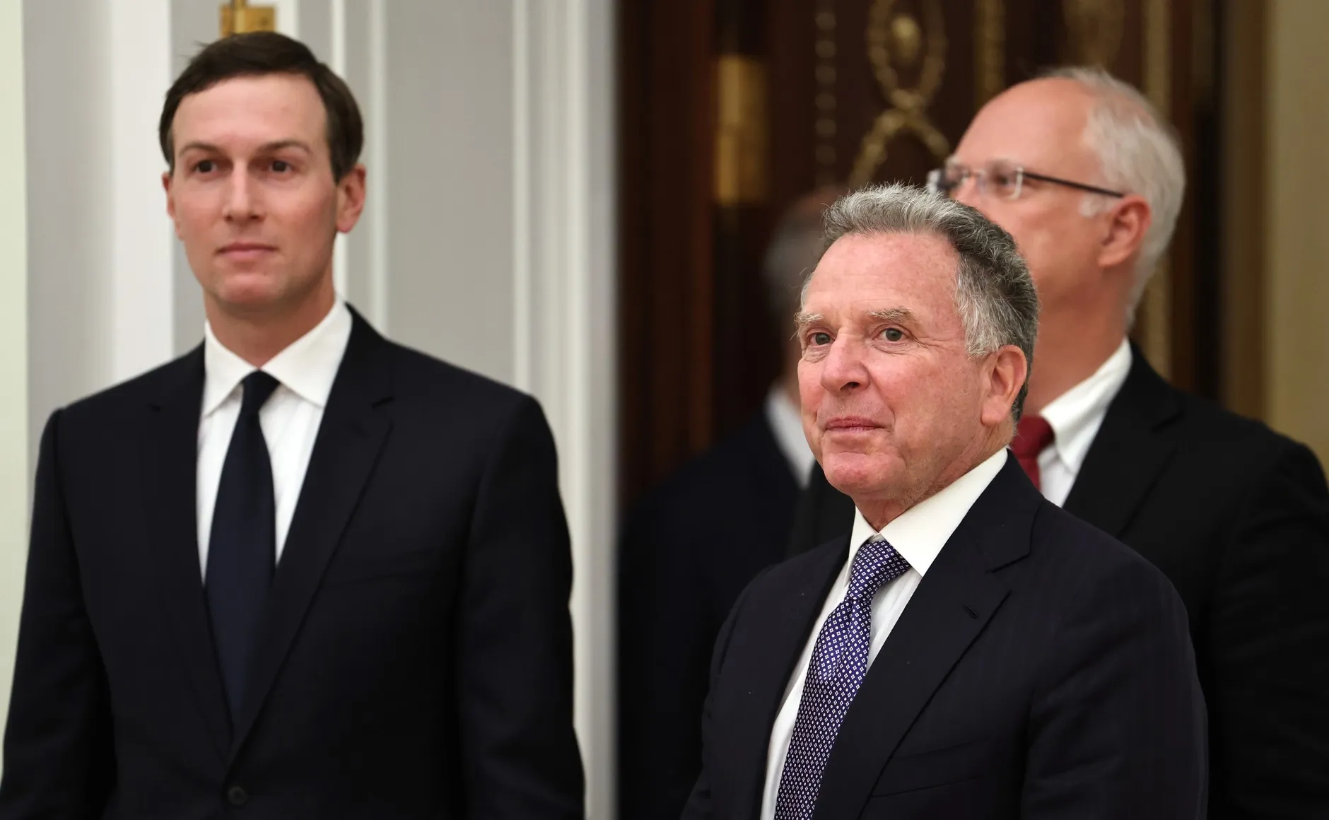 Jared Kushner (links), Steve Witkoff und Kirill Dmitrijew (rechts) im Moskauer Kreml, 2. Dezember 2025. Foto: kremlin.ru. Lizenz: CC BY 4.0 (Nennung von kremlin.ru erforderlich). Quelle: Wikimedia Commons