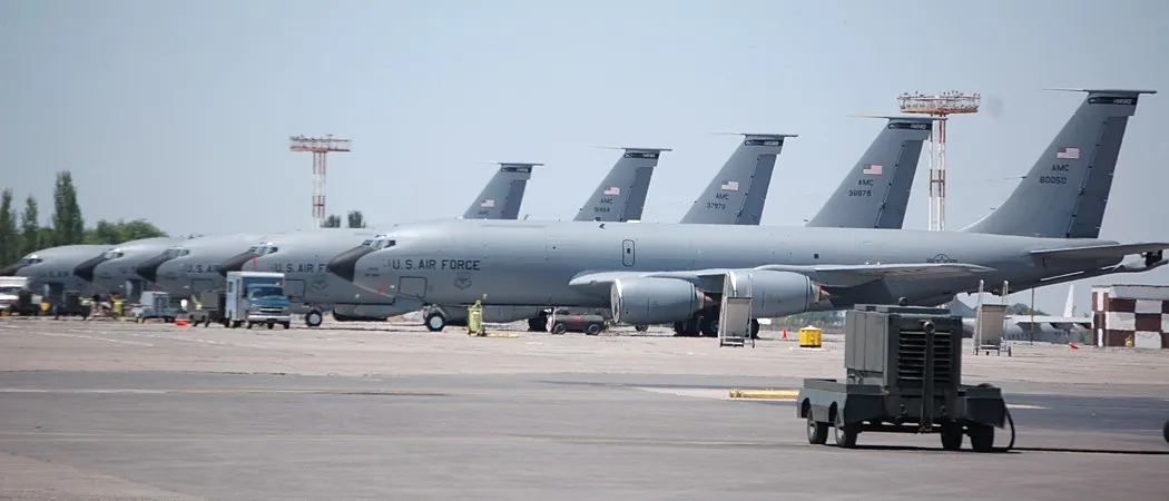 KC-135 tankers on the ramp of the Manas air base near Bishkek — the coalition’s main transit hub (photograph from 2007; the base operated 2001–2014). Photo: U.S. Air Force. Licence: public domain. Source: Wikimedia Commons https://commons.wikimedia.org/wiki/File:070617-F-8133W-001_KC-135s_on_ramp_at_Manas_AB.jpg
