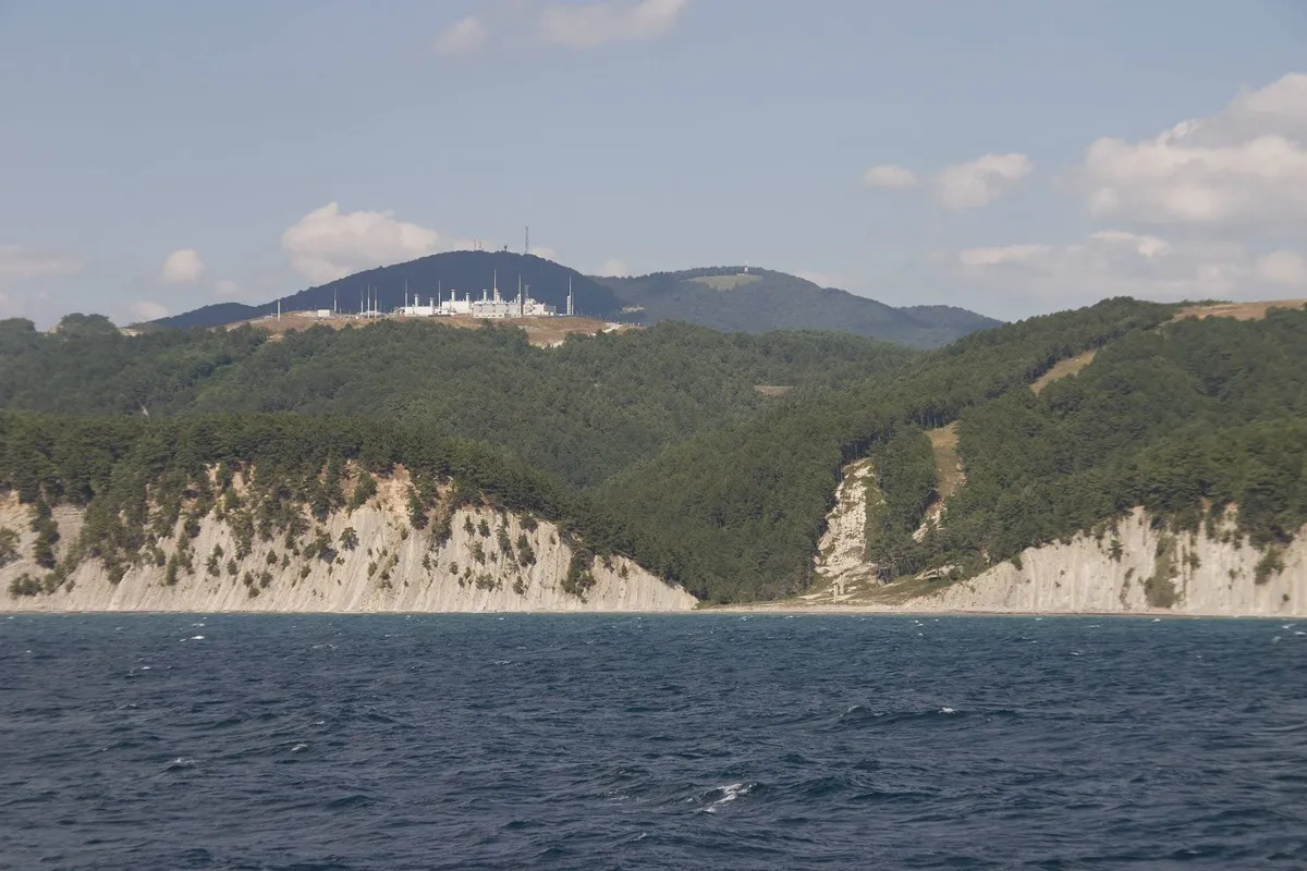 The Beregovaya head compressor station of the Blue Stream pipeline near Gelendzhik — from here the pipe runs across the bed of the Black Sea to Turkey (photograph from 2008). Photo: Rdfr / Wikimedia Commons. Licence: CC BY-SA 3.0. Source: Wikimedia Commons https://commons.wikimedia.org/wiki/File:080831_CRW_3947_Beregovaya_w.jpg