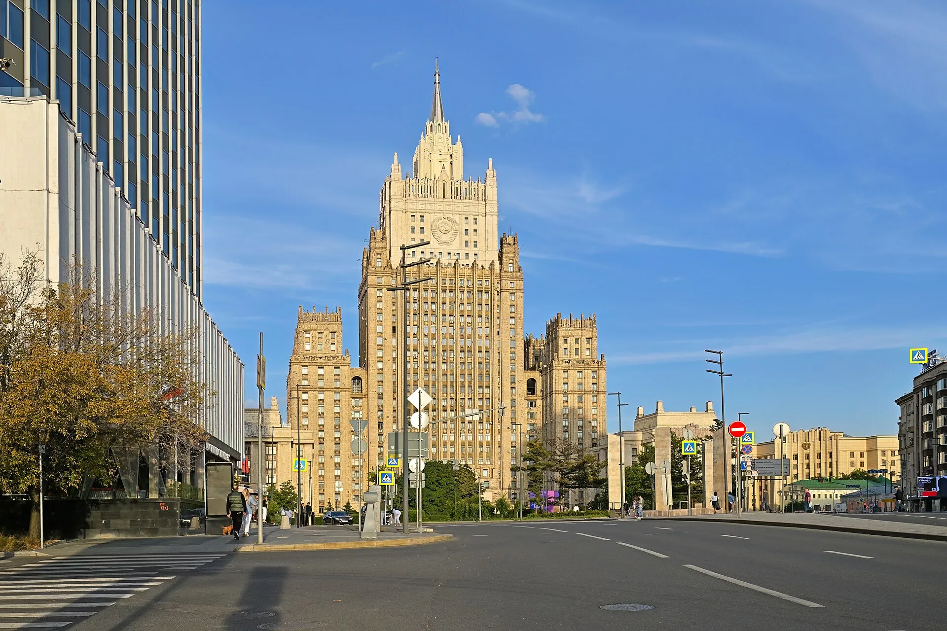 Das russische Außenministerium am Smolenskaja-Sennaja-Platz in Moskau, September 2025. Foto: Juri D.K. Lizenz: CC BY 4.0 (Bild verkleinert). Quelle: Wikimedia Commons
