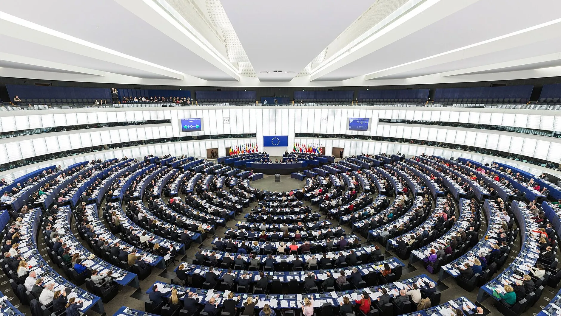 L’hémicycle du Parlement européen à Strasbourg pendant une session plénière, 2014. Photo : Diliff. Licence : CC BY-SA 3.0 (les œuvres dérivées doivent être diffusées sous la même licence ; image redimensionnée). Source : Wikimedia Commons