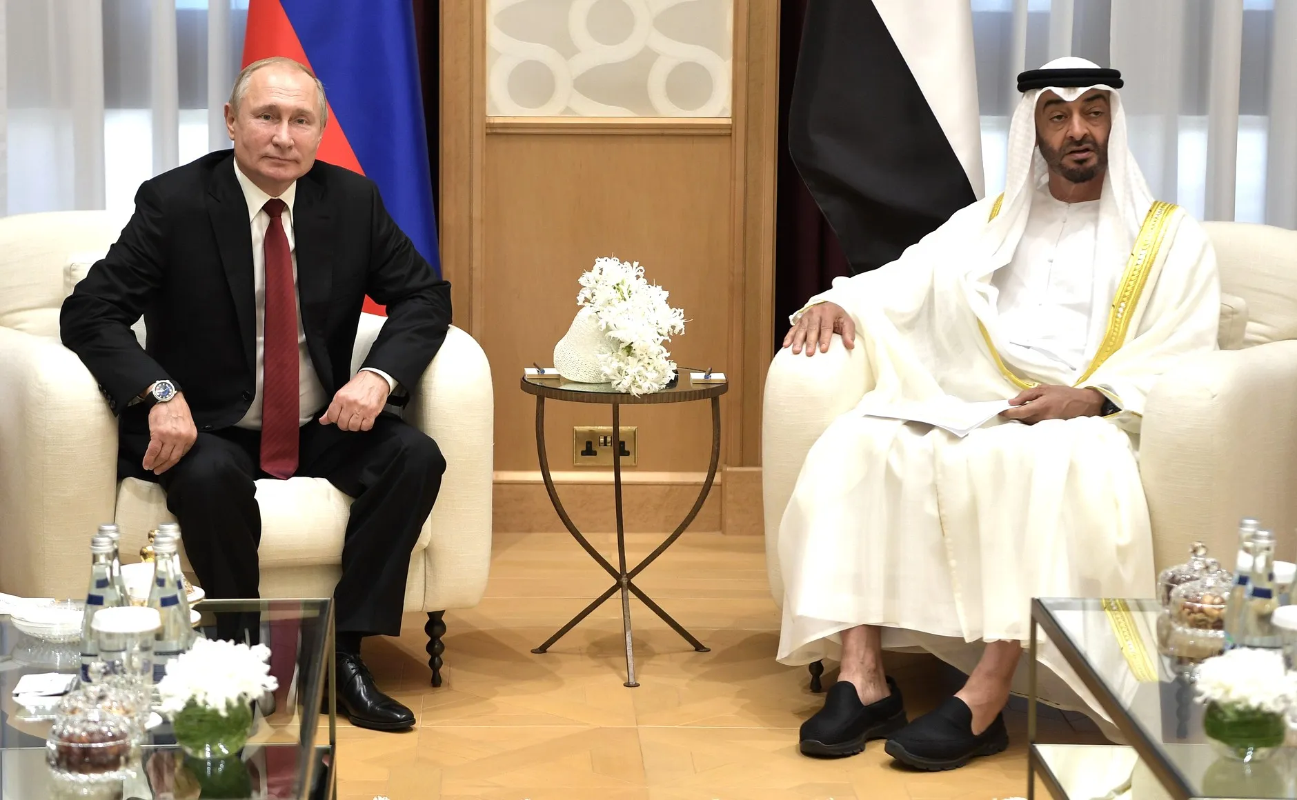Wladimir Putin und der Kronprinz von Abu Dhabi, Mohammed bin Zayed Al Nahyan, beim Besuch des russischen Präsidenten in den Vereinigten Arabischen Emiraten, 15. Oktober 2019. Foto: Presse- und Informationsamt des russischen Präsidenten, kremlin.ru. Lizenz: CC BY 4.0 (Nennung von kremlin.ru erforderlich). Quelle: Wikimedia Commons