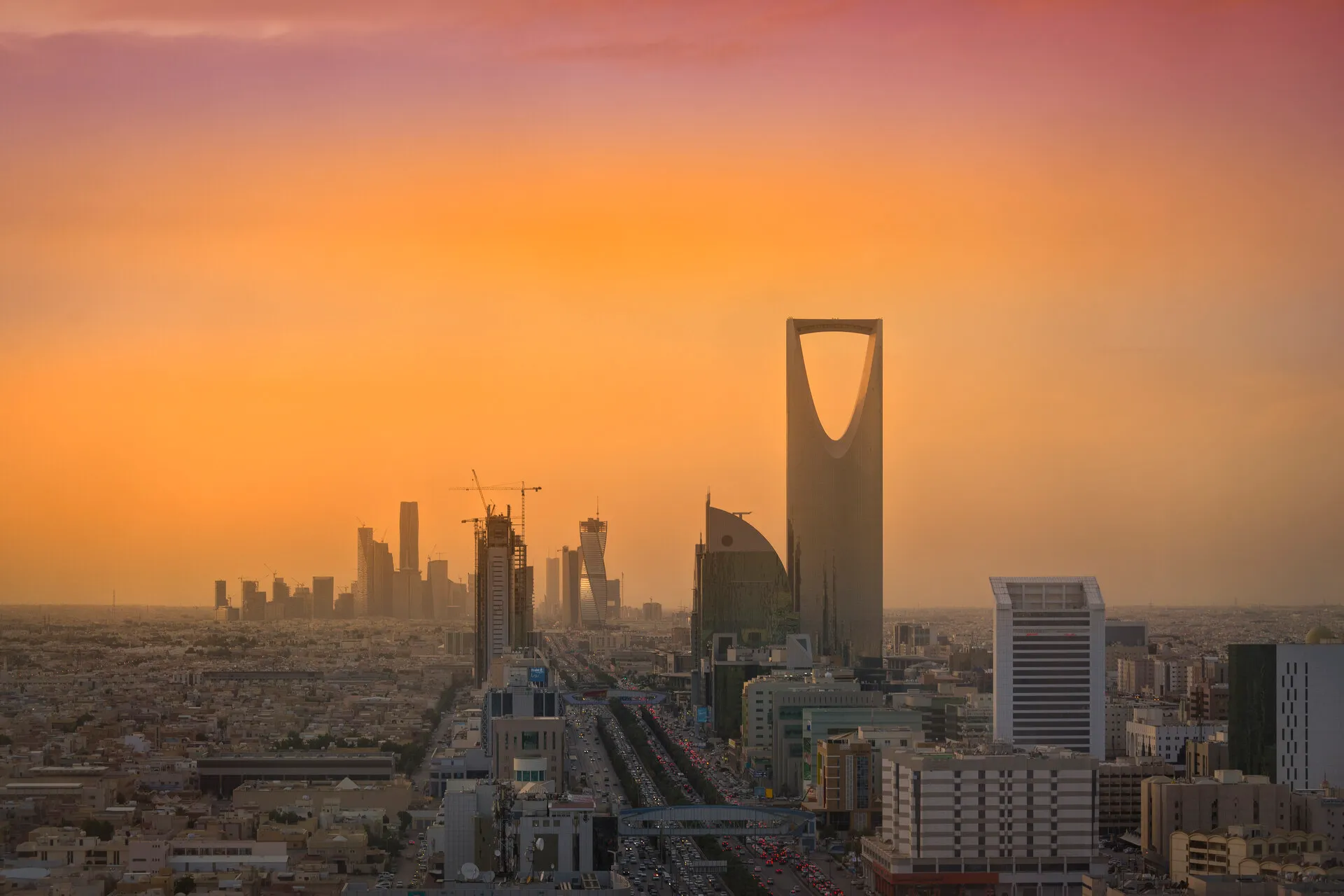 Riyad : le King Abdullah Financial District et la Kingdom Tower, 2016. Photo : B.alotaby. Licence : CC BY-SA 4.0 (les œuvres dérivées doivent être diffusées sous la même licence ; image redimensionnée). Source : Wikimedia Commons