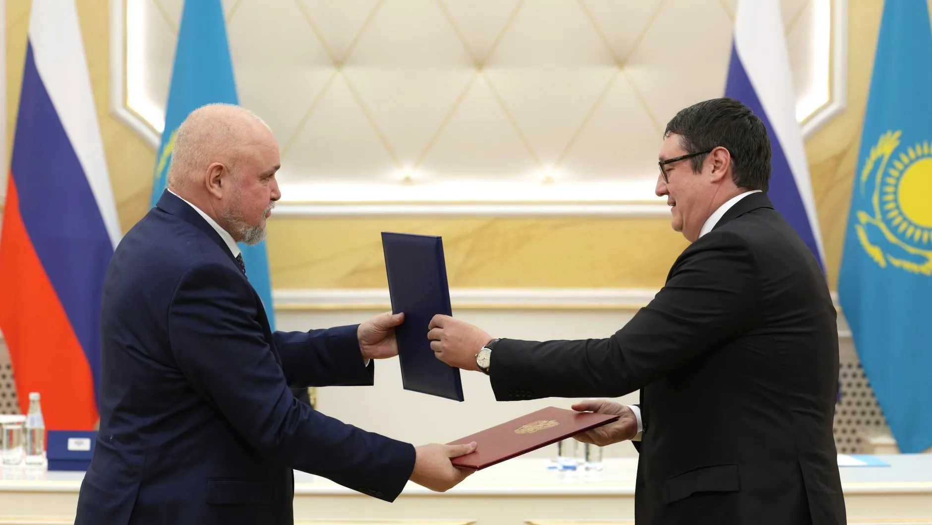 Tsiviliov (à gauche) et Almassadam Satkaliev échangent les documents signés, 27 novembre 2024. Photo : kremlin.ru, CC BY
