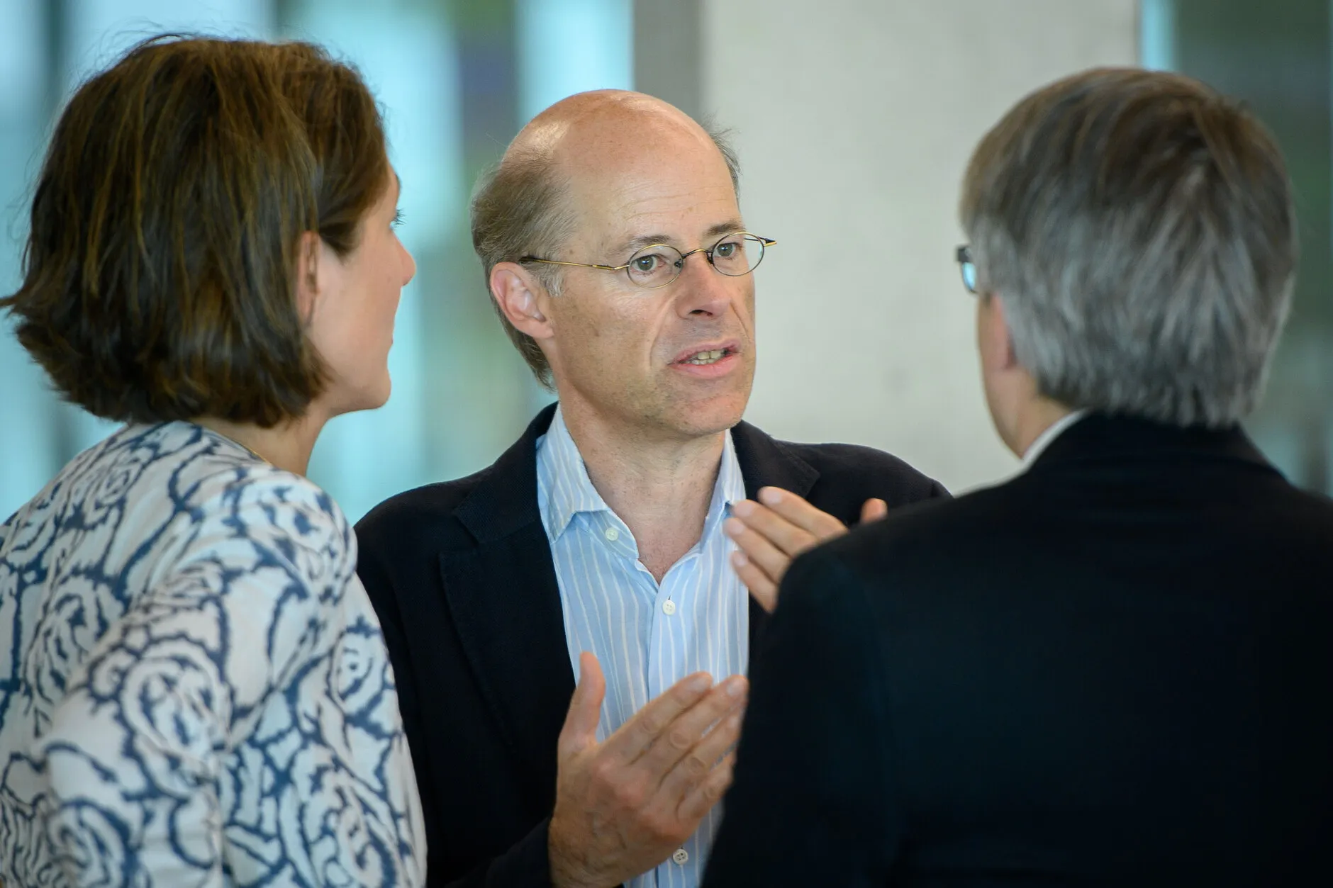 Michael Thumann (Mitte), Journalist und Buchautor, bei einer Konferenz der Heinrich-Böll-Stiftung in Berlin, 3. Juni 2019. Foto: Stephan Röhl / Heinrich-Böll-Stiftung. Lizenz: CC BY-SA 2.0 (Bearbeitungen müssen unter derselben Lizenz weitergegeben werden; Bild verkleinert). Quelle: Wikimedia Commons
