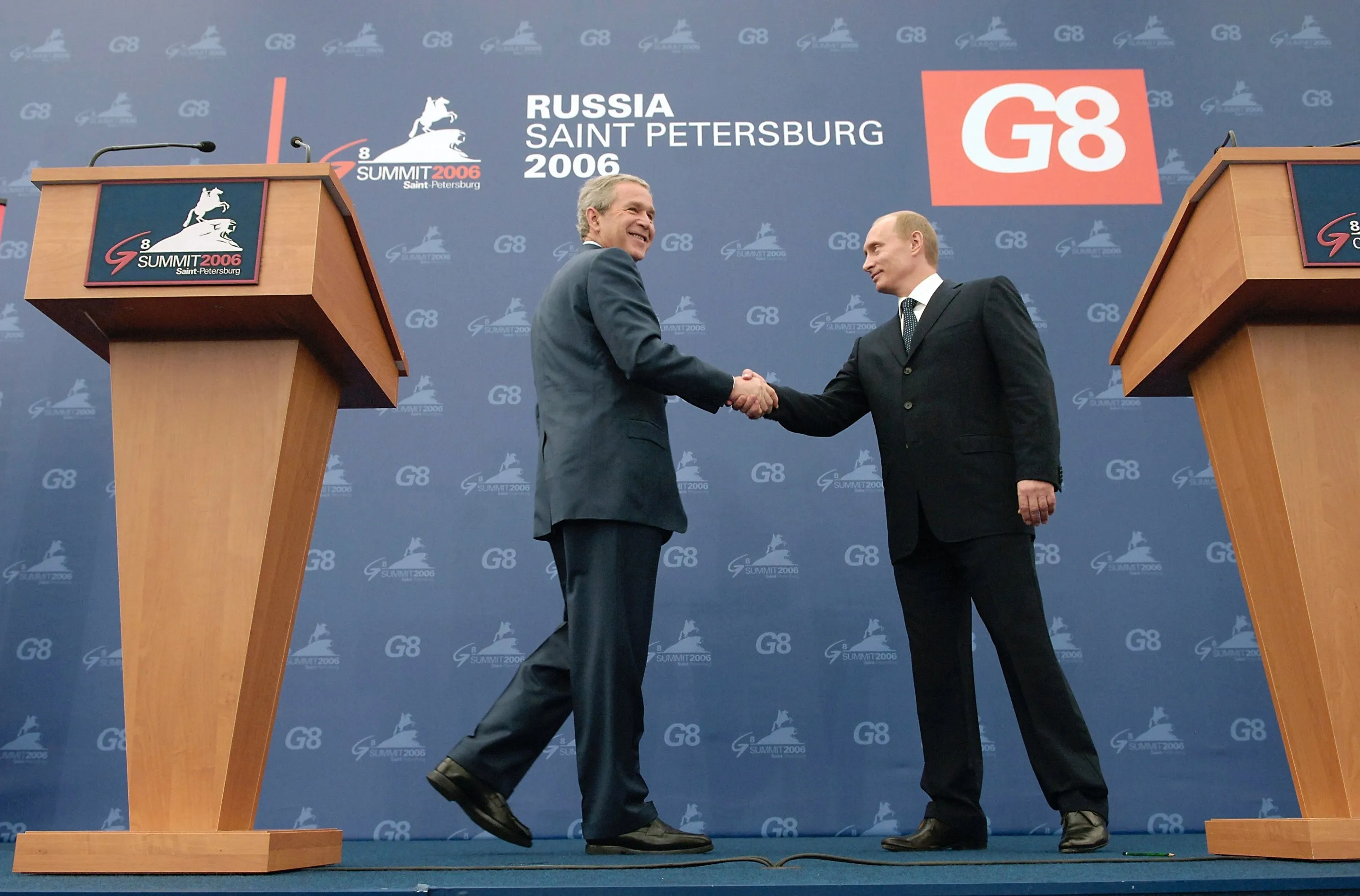 George W. Bush et Vladimir Poutine à une conférence de presse du sommet, sous l’emblème de la présidence russe, le 15 juillet 2006. Photo : www.kremlin.ru / Sergueï Gouneev. Licence : CC BY 4.0 (mention de www.kremlin.ru obligatoire).