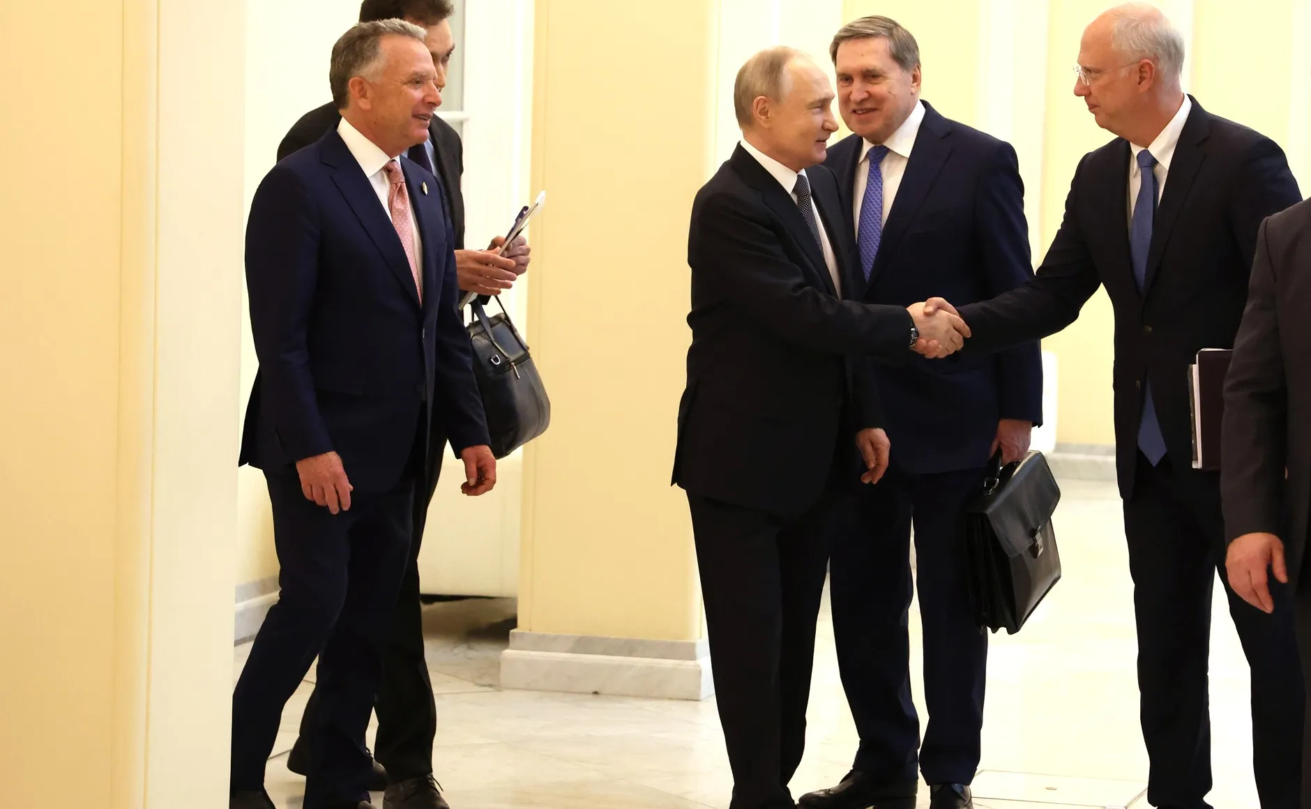 Vladimir Poutine salue les participants avant des entretiens avec Steve Witkoff (à gauche), envoyé spécial du président des États-Unis, au Kremlin le 11 avril 2025 ; sont également présents le conseiller présidentiel Iouri Ouchakov et Kirill Dmitriev (à droite). Photo : service de presse et d’information du président de la Fédération de Russie. Licence : CC BY 4.0 (mention de kremlin.ru obligatoire). Source : Wikimedia Commons