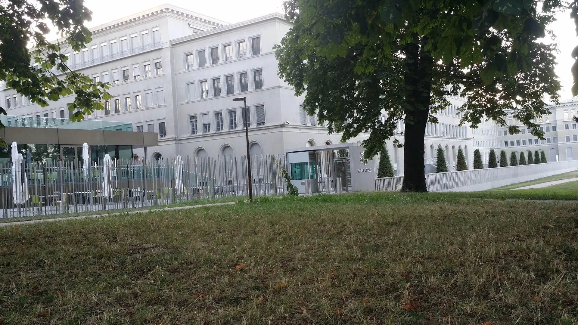 ·	DE: Der WTO-Sitz — das Centre William Rappard, Genf. Foto: Shev123 / Wikimedia Commons, CC0