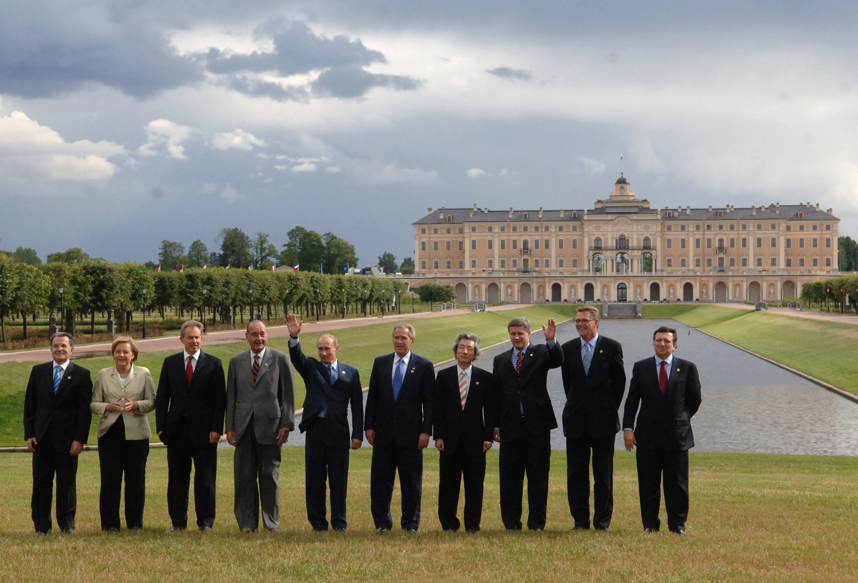 The G8 summit at the Constantine Palace in Strelna, near St Petersburg, 16 July 2006 — Russia hosted the G8 for the first time. Photo: www.kremlin.ru. Licence: CC BY 4.0 (attribution to www.kremlin.ru required). Source: Wikimedia Commons https://commons.wikimedia.org/wiki/File:32nd_G8_summit_official_photo_ceremony.jpg