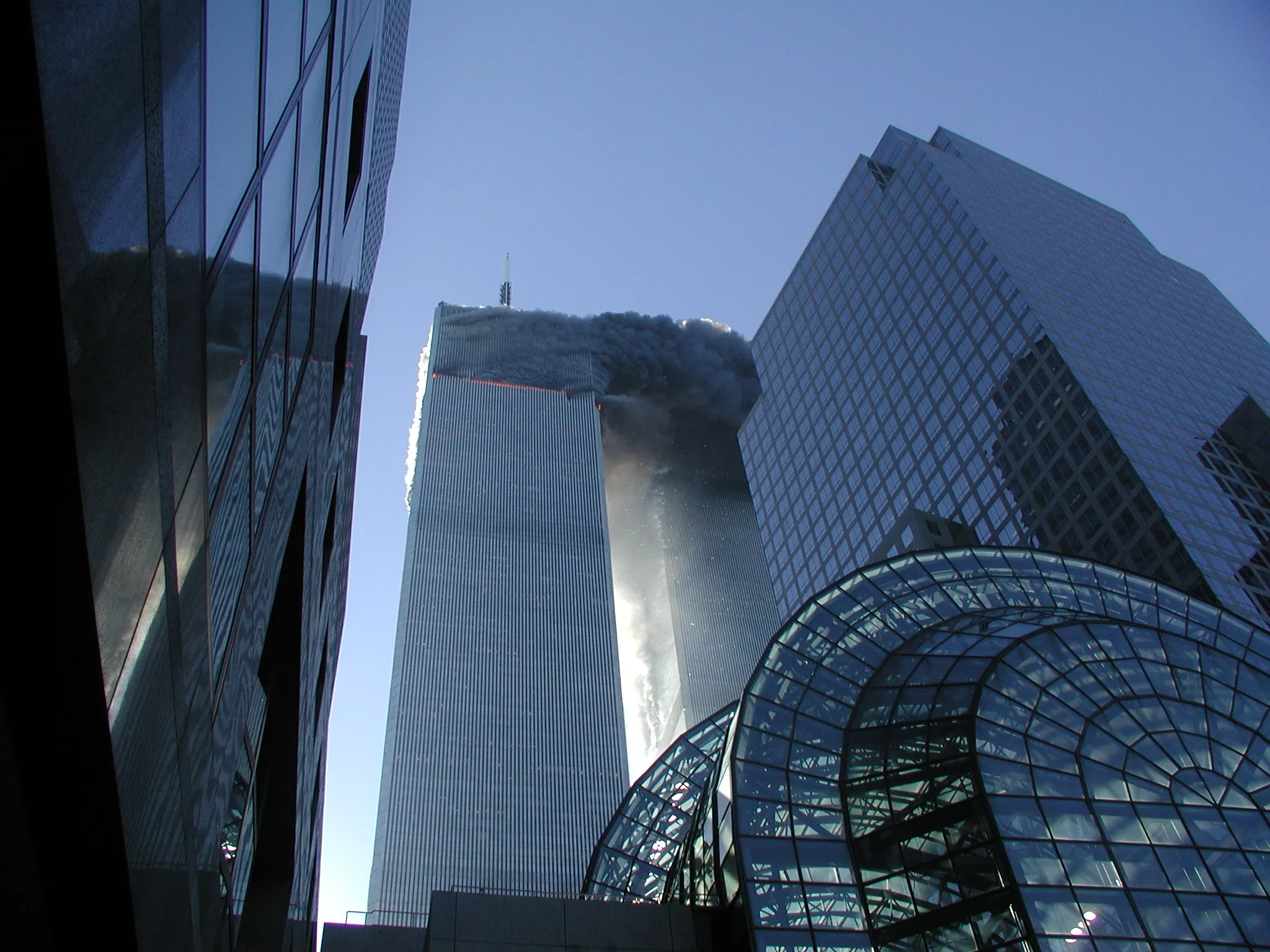 The Twin Towers of the World Trade Center burning minutes after the attacks. New York, 11 September 2001, 09:03. Photo: Kenneth Gross / NIST. Licence: public domain (work of a U.S. federal agency).