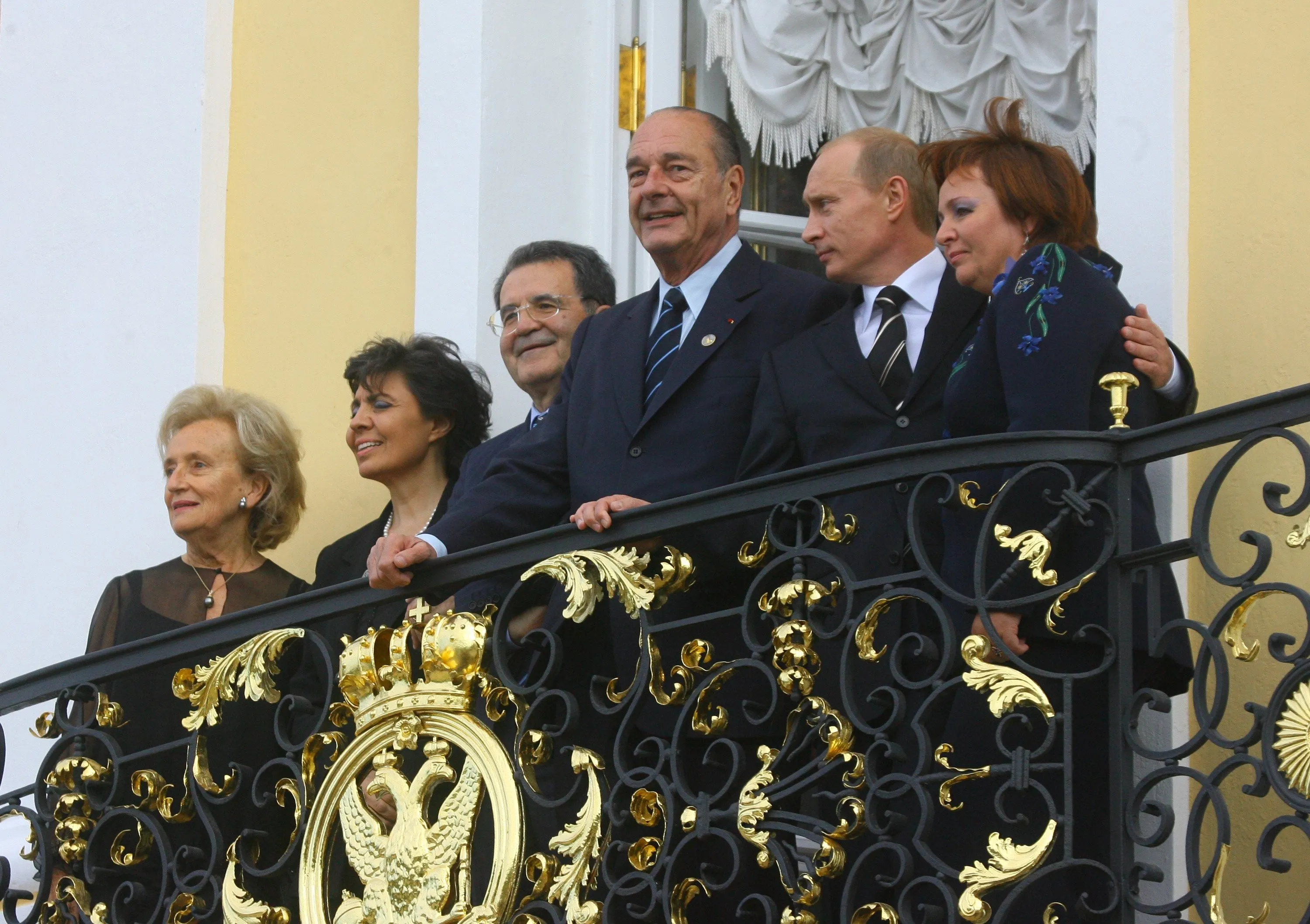 Ein informeller Abend vor dem Gipfel: Putin, Chirac und Prodi mit ihren Frauen auf einem Balkon in Peterhof, 15. Juli 2006. Foto: www.kremlin.ru / Sergei Gunejew. Lizenz: CC BY 4.0 (Namensnennung www.kremlin.ru erforderlich). Quelle: Wikimedia Commons https://commons.wikimedia.org/wiki/File:Putin,_Chirac_and_Prodi_in_Peterhof.jpg