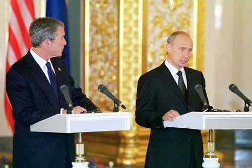 The joint press conference on the results of the talks, Grand Kremlin Palace, 24 May 2002. Photo: kremlin.ru. Licence: CC BY 4.0 (attribution to www.kremlin.ru required). Source: Wikimedia Commons https://commons.wikimedia.org/wiki/File:Vladimir_Putin_24_May_2002-14.jpg