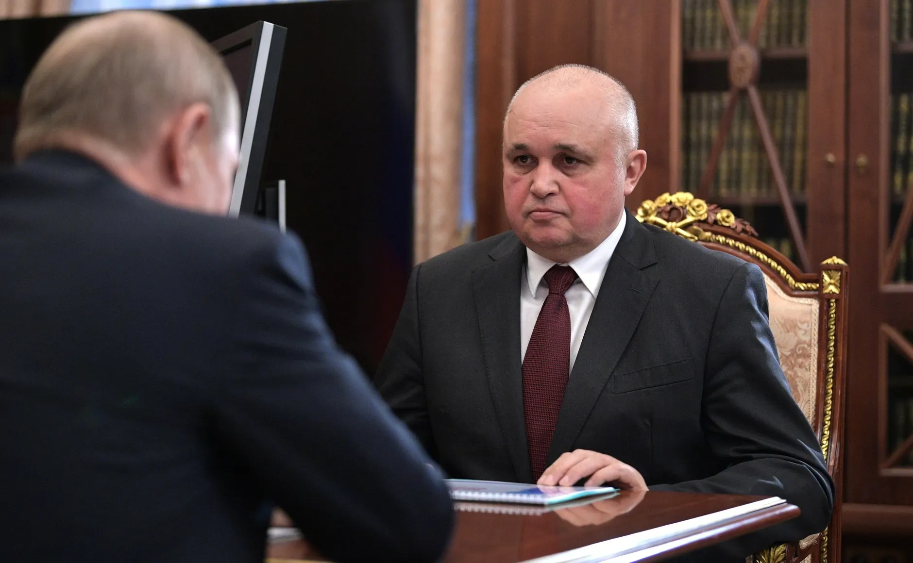 Sergei Ziwiljow als kommissarischer Gouverneur des Gebiets Kemerowobei einem Arbeitstreffen mit Wladimir Putin am 5. April 2018 — elf Tage nach dem Brand in der „Winterkirsche“. Foto: Presse- und Informationsdienst des Präsidenten der Russischen Föderation. Lizenz: CC BY 4.0 (Nennung von kremlin.ru erforderlich). Quelle: Wikimedia Commons