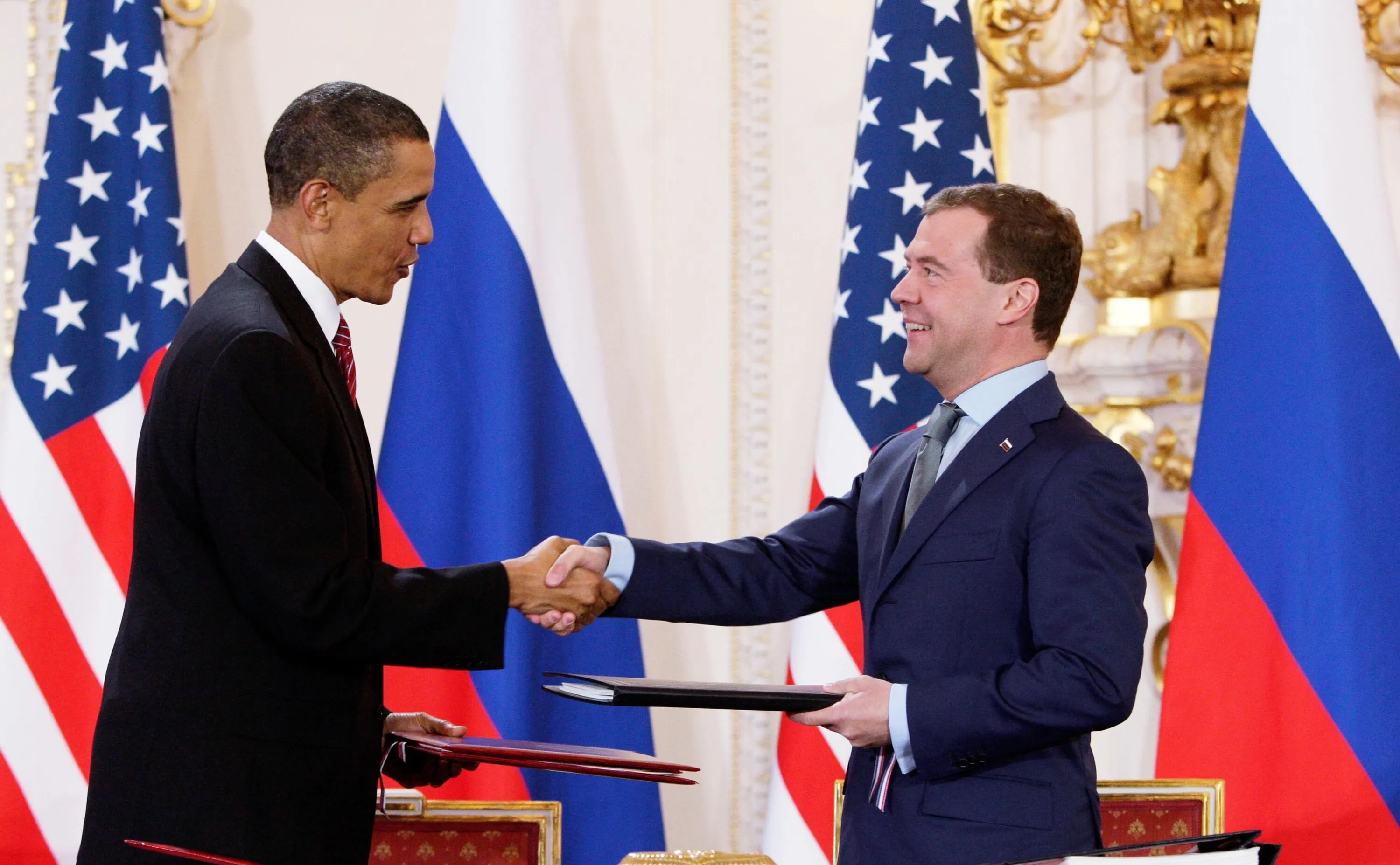 Obama und Medwedew nach der Unterzeichnung von New START, dem Erben von 2002. Prag, 2010. Foto: kremlin.ru, CC BY