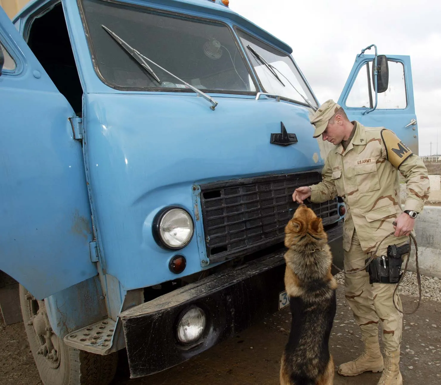 Des militaires américains sur la base aérienne de Karchi-Khanabad (K2), en Ouzbékistan — base de départ de l’opération Enduring Freedom en Afghanistan (cliché de 2004; la base a ouvert en 2001). Photo: département de la Défense des États-Unis. Licence: domaine public.