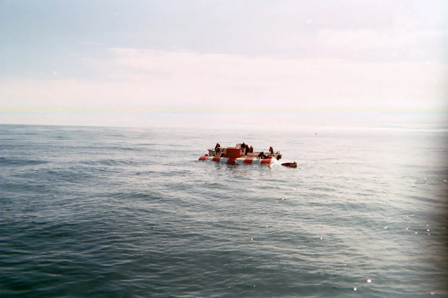 Die Besatzung verlässt die AS-28 Priz nach dem Auftauchen vor Kamtschatka, 7. August 2005. Foto: U.S. Navy, gemeinfrei