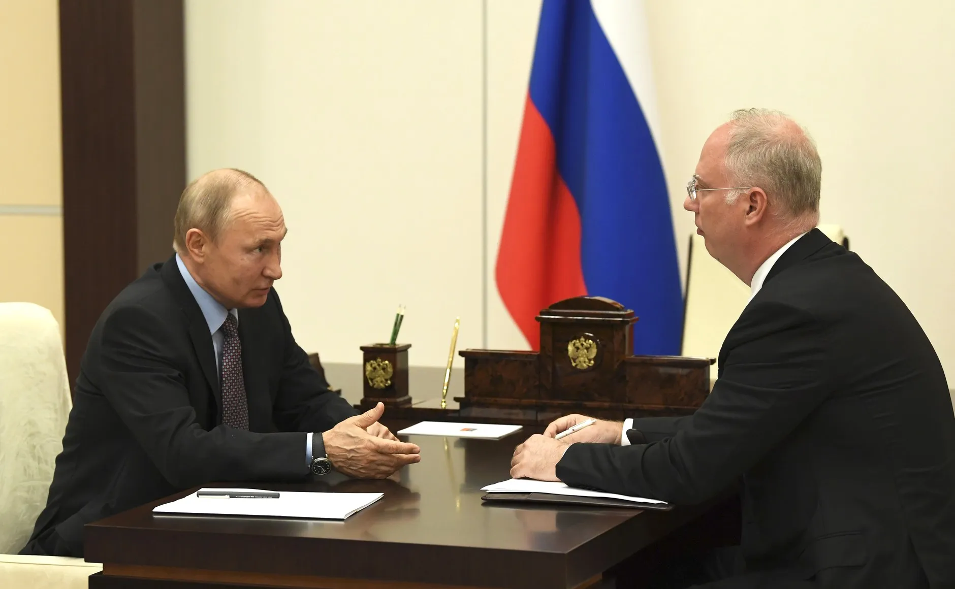 Vladimir Poutine reçoit Kirill Dmitriev, directeur général du Fonds russe d’investissements directs, le 5 juin 2020. Photo : kremlin.ru. Licence : CC BY-SA 4.0 (les œuvres dérivées doivent être diffusées sous la même licence). Source : Wikimedia Commons