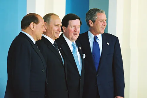 La création du Conseil OTAN-Russie: V. Poutine, G. W. Bush, S. Berlusconi et le secrétaire général de l’OTAN G. Robertson sur la base aérienne de Pratica di Mare, près de Rome, le 28 mai 2002. Photo: www.kremlin.ru. Licence: CC BY 4.0 (mention de www.kremlin.ru obligatoire).