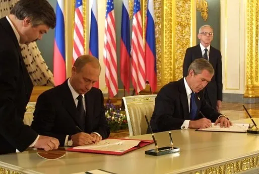 Putin and Bush sign the Treaty on Strategic Offensive Reductions in the Kremlin, 24 May 2002. Photo: White House. Licence: public domain. Source: Wikimedia Commons https://commons.wikimedia.org/wiki/File:Bush_and_Putin_signing_SORT.jpg