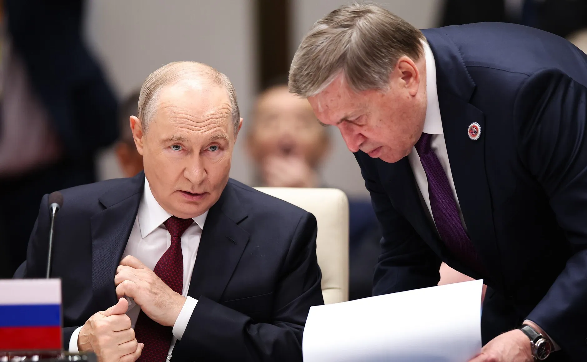 Le président Poutine et son conseiller Iouri Ouchakov lors de la session du Conseil des chefs d’État de l’OCS, Bichkek, 1er septembre 2026. Photo : Piotr Kovaliov / Service de presse et d’information de la présidence. Licence : CC BY 4.0 (attribution à www.kremlin.ru obligatoire). Source : Wikimedia Commons