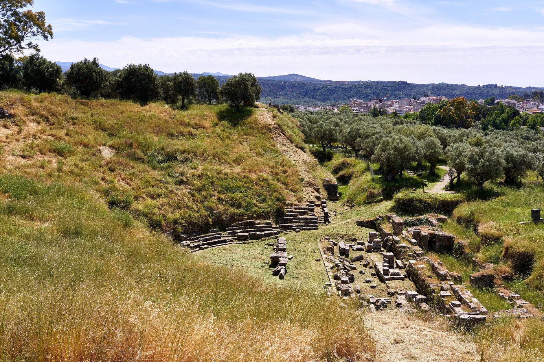 Les ruines du théâtre antique de Sparte, sur le versant sud de la colline de l’acropole, le 15 mai 2019. Photo : George E. Koronaios. Licence : CC0 1.0 (versement au domaine public). Source : Wikimedia Commons